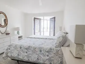 Cozy beach cottage at Sea Lodges, Cayman Kai