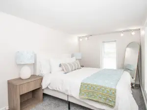 Beautiful Lakefront home! Summer memories start here!