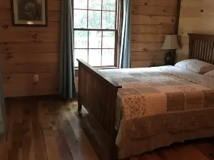Private 2 bedroom Cabin with Large Covered Deck