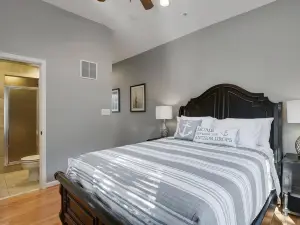Elegant Townhome with Fenced Patio and Gourmet Kitchen - Charming Retreat