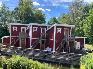 Madam Blås Mysiga Stugor Med Vedeldad Bastu Och Badtunna