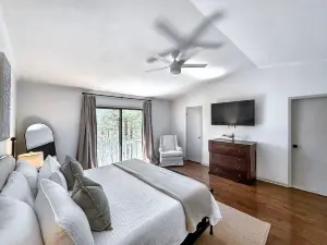 2 Bedroom Highlands Home with Fireplace and Mountain Views