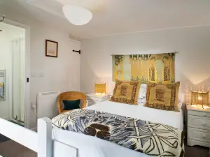 5 Glanrhaiadr, Llangrannog