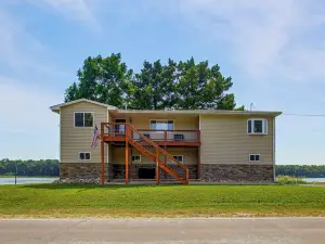 Spacious Home w/ Deck & Mississippi River Views