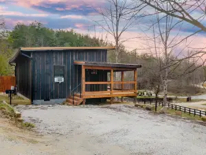 Cozy Hiker’s Retreat with Relaxing Hot Tub.