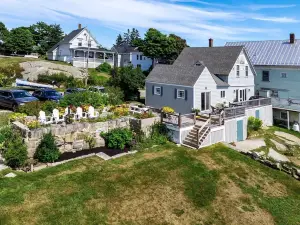 A+ on Harbor w/ 8 Kayaks, Deck, Patio, Beach, Walk To Town, Best Views