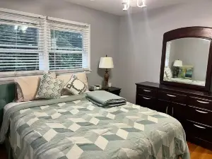 Beautiful 3 Bedroom Home Stratford CT Close to Train, I95, Beach & Shopping