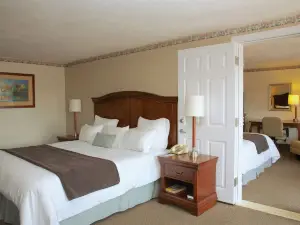 Holiday Hill Inn & Suites