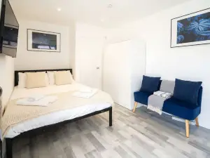 Modern and Cosy Studio with Garden and Parking