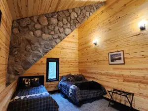 Bear Paw Cabin on the lake, with private water access, quiet getaway sleeps 10