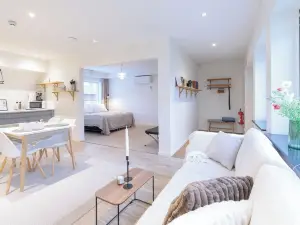 Easy Livin' Apartment Hotel