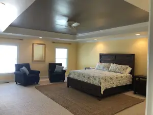 Beachfront - unbeatable location - steps to beach & shops - sunsets from porch!
