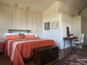 Modern Ranch on 27 acres 18 min from Santa Fe