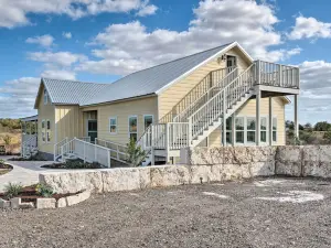 Hot Tub & Game Room: Schulenburg Retreat