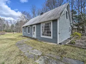 Charming Cottage w/ Yard - 2 Mi to Tinker St!