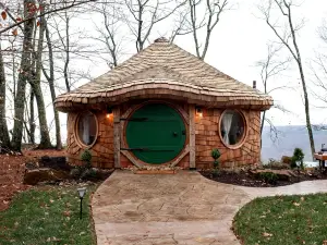 Amazing Hobbit House with Fire Pit and Barbecue in Rising Fawn, Georgia
