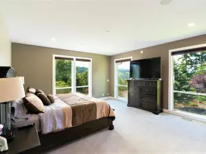 New Listing - Breathtaking vacation/work remotely in wine country!