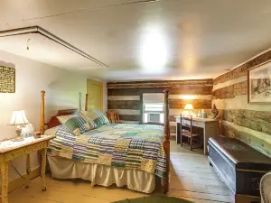 3 Mi to River: 11-acre Retreat in Rural Stockport