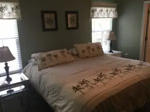 Lakefront Home, beautiful setting, only 30 minutes drive from the Beaches of 30A