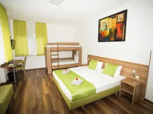 B&B Outlet Hotel - Metzingen - Bad Urach - Free Parking