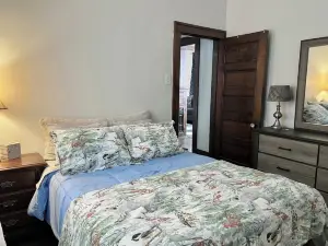 Charming dog-friendly bungalow near Starved Rock