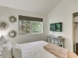 Hike, Ski and Golf Fully Renovated Edwards Townhome