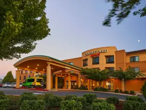 梅德福機場萬怡酒店