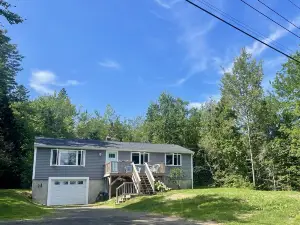Charming Coastal Cottage and Spacious Deck - Delightful Summer Retreat