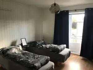 Hus i sentrum. Gratis parkering og gangavstand til shopping, spisesteder ++