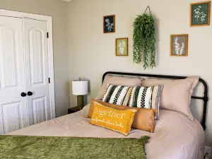 Charming 2-bedroom house in Savannah. Be our guest!