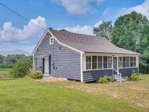 < 1 Mi to Lake: Mtn-view Cabin w/ Porch in Newport