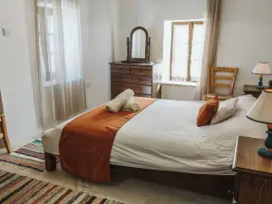 Charming 3-bedroom Cottage in Heart of Vasa Koilaniou