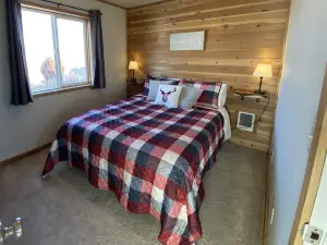5 minutes from town, lots of space for pets to run, quiet and private!