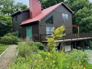 距莫雷恩州立公園和麥康奈爾磨坊州立公園數分鐘的私人小屋
