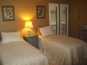 Eden Isle Gem! Beautiful Vacation Condo Walking Distance to Red Apple CC