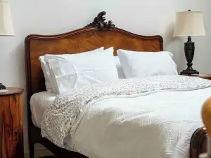 The Dovecote, Historic Cottage in a Peaceful Garden