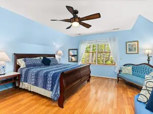 Waterfront Retreat- Relaxing Family Fun! King Bed, Private Dock great 4 Fishing!