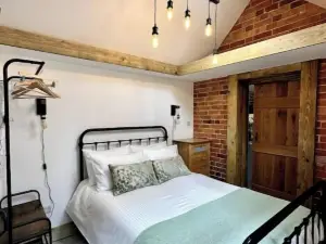 Lovely Courtyard Studio in Wokingham.Close to all major travel links.