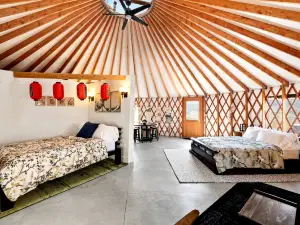 Peaceful Hillside Yurt with Countryside Views in Idaho