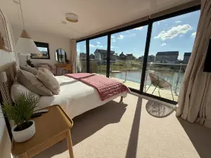 Still Waters, Lakeside Retreat w/t hot tub slps 14