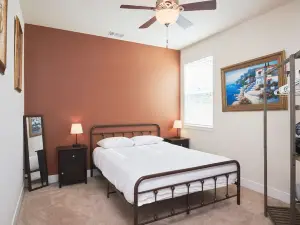 Spacious Home with new Hot tub I Fire pit I BBQ