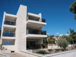 Bumblebee apartments & rooms with pool