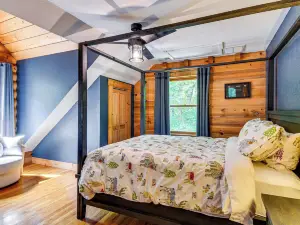 Hot Tub & Patio: Bedford Log Cabin on 10 Acres!