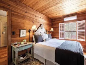 Glen-Ella Springs Hotel & Restaurant