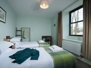 2 Bedroom Waterhead Range Cottage by LetMeStay