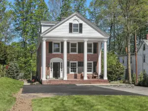 Beautifully Appointed 3-Bedroom Apartment w/Roofdeck, Central Andover location