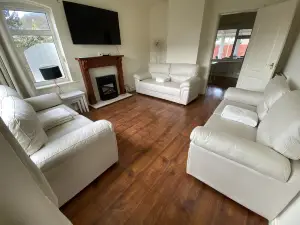 3 Bed House - Sleeps 6 - Garden - Parking - Wifi