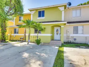 5 Mi to Hard Rock Stadium! Townhome w/ Games