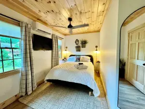 Newly Remodeled-Lakefront Cabin on 4th Lake w/Dock & Kayaks. Trail 5 Access