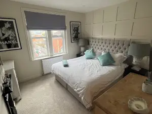 Spacious House in Guildford